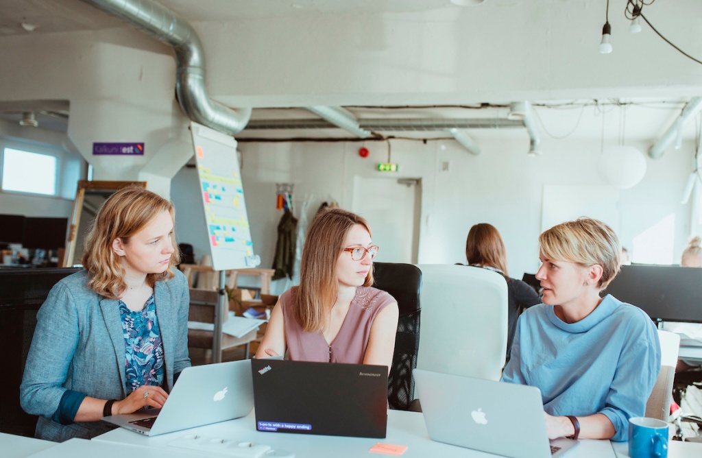 Die TechSisters, wie sie sich selbst nennen in ihrem Büro im Kreativviertel Telliskivi in Tallinn. Sie bereiten Frauen in Schulungen auf Unternehmensgründungen vor. / Foto: Fabian Weiß, n-ost