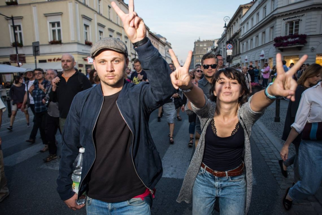 Der Journalist Dawid (links) und seine Kollegin Natalia Sawka von der Gazeta Wyborcza auf den Protesten gegen die Justizreform der PiS. Dawid will in Polen bleiben, um für die Demokratie zu kämpfen. / Foto: Jakub Szafrański, n-ost