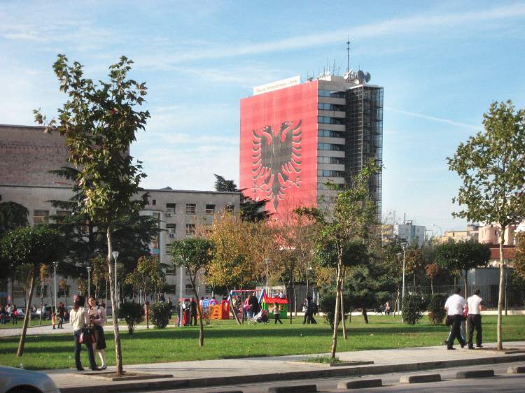 Das Hotel „Tirana International“ ist ganz in Rot gehüllt / Pandeli Pani, n-ost