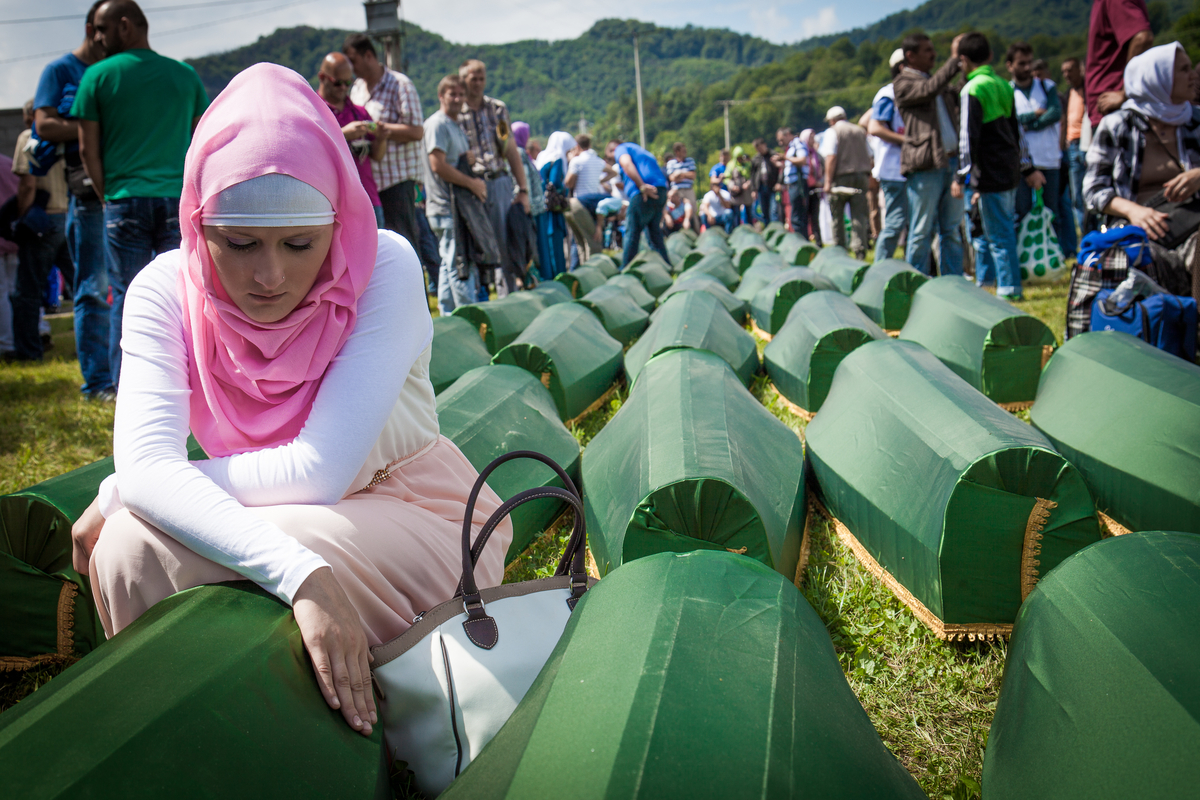 Nach wie vor werden zu jedem Jahrestag des Massakers neu entdeckte und identifizierte Opfer in Potocari bestattet. Hier eine bosnische Frau, die im letzten Jahr Abschied von einem Verwandten nimmt, der 1995 ums Leben kam. / Foto: Michael Biach, n-ost