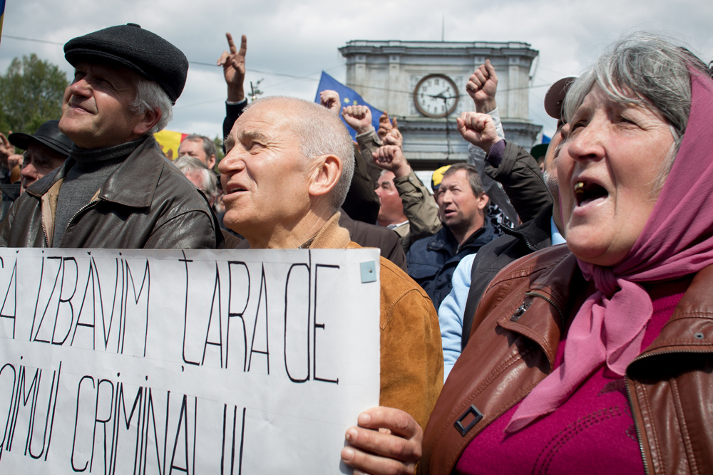 Massenprotest in Chisinau: Zehntausende forderten vergangenen Sonntag den Rücktritt der Regierung. / Foto: Natalia Zhurminskaya, n-ost