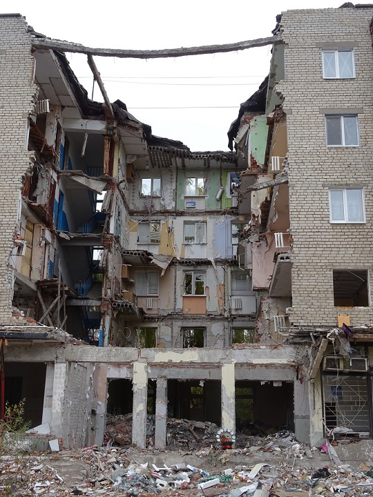 Ein komplett zerstörtes Wohnhaus im ostukrainischen Slowjansk. / Simone Brunner, n-ost
