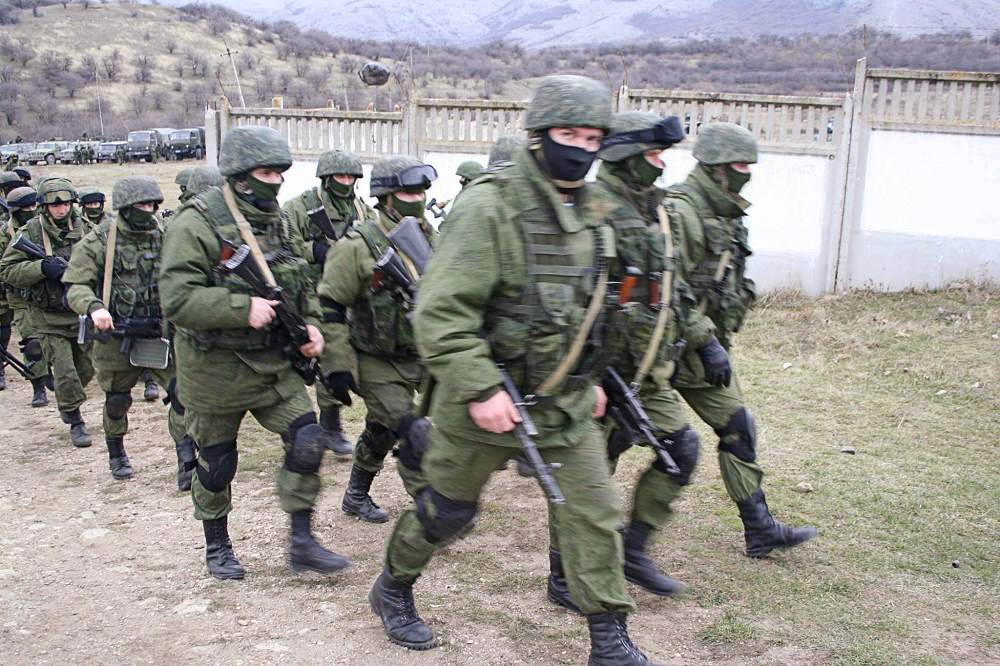 Russische Soldaten ohne Hoheitszeichen vor einer ukrainischen Militärbasis auf der Krim / Jutta Sommerbauer, n-ost