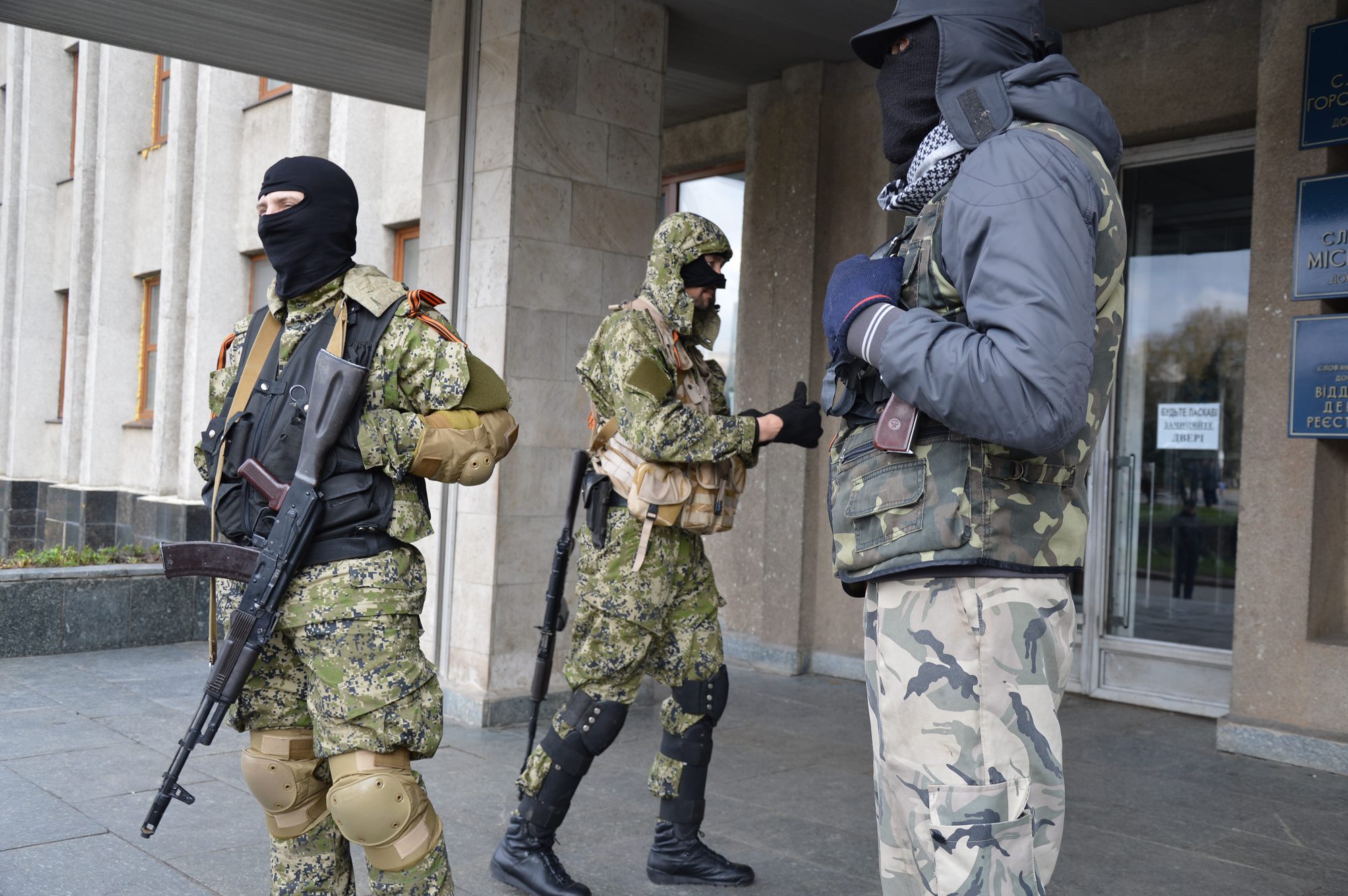 Prorussische Kräfte stehen entspannt vor dem besetzten Rathaus in Slowjansk. / André Eichhofer, n-ost
