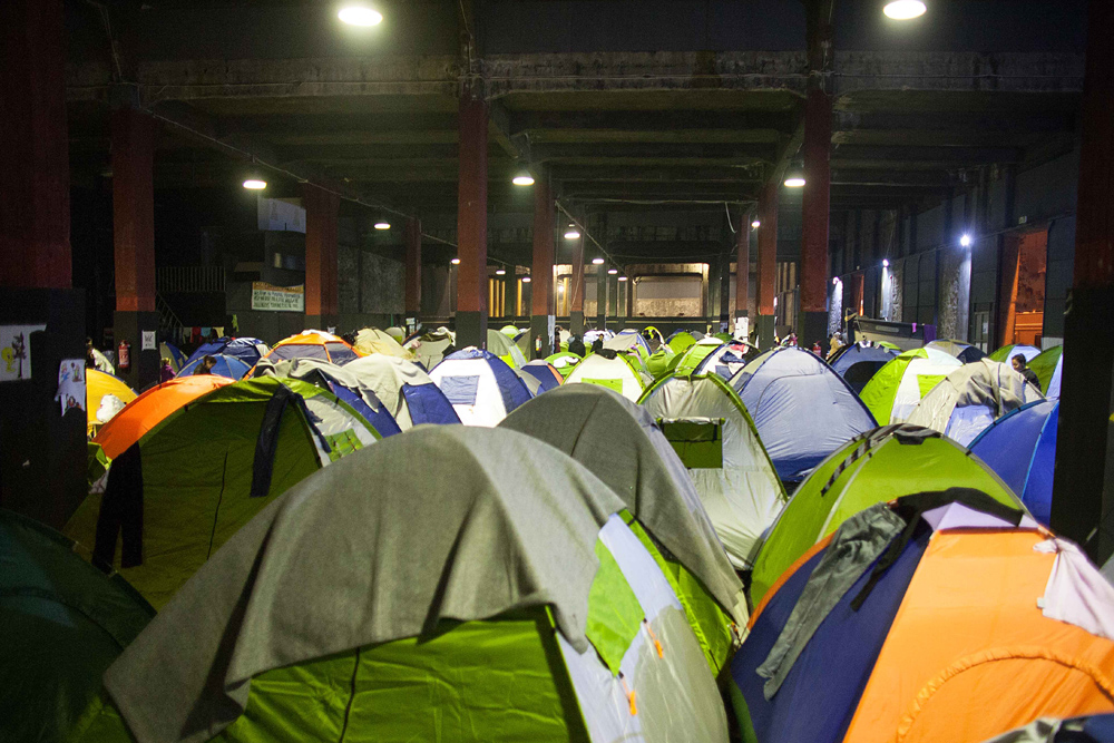 Flüchtlinge zelten in einer Lagerhalle in der Hafenstadt Piräus. / Foto: Salina Stroux, n-ost