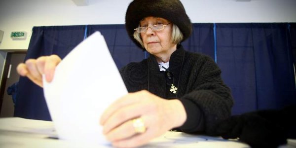 Eine rumänische Bürgerin gibt ihre Stimme bei der Parlamentswahl ab.