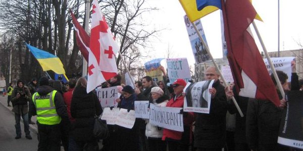 Letten protestieren gegen die Besetzung der Krim im März 2013 / Birgit Johannsmeier, n-ost