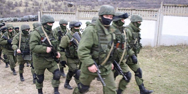 Russische Soldaten ohne Hoheitszeichen vor einer ukrainischen Militärbasis auf der Krim / Jutta Sommerbauer, n-ost