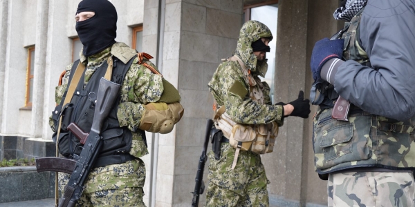 Prorussische Kräfte stehen entspannt vor dem besetzten Rathaus in Slowjansk. / André Eichhofer, n-ost
