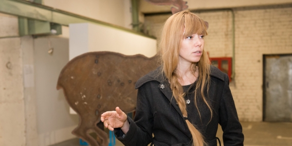 Alexandra Kovalewa arbeitet für das Kulturzentrum „Isolazja“. Früher stand das Zentrum in der Ostukraine, seit kurzem arbeitet das Team in einer alten Werft in Kiew. / Nina Lishchuk, n-ost