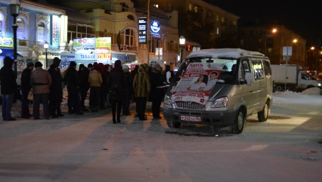In Jekaterinburg stehen jeden Abend etwa 200 Menschen Schlange, um sich im mobilen Wagen des AIDS-Zentrums testen zu lassen. / Foto: Julia Rotenberger, n-ost