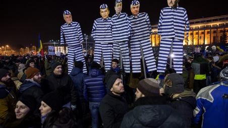 Auf den Demonstrationen, hier am 03. Februar, werden die rumänischen Regierungspolitiker immer wieder als kriminell dargestellt. / Foto: George Popescu, n-ost