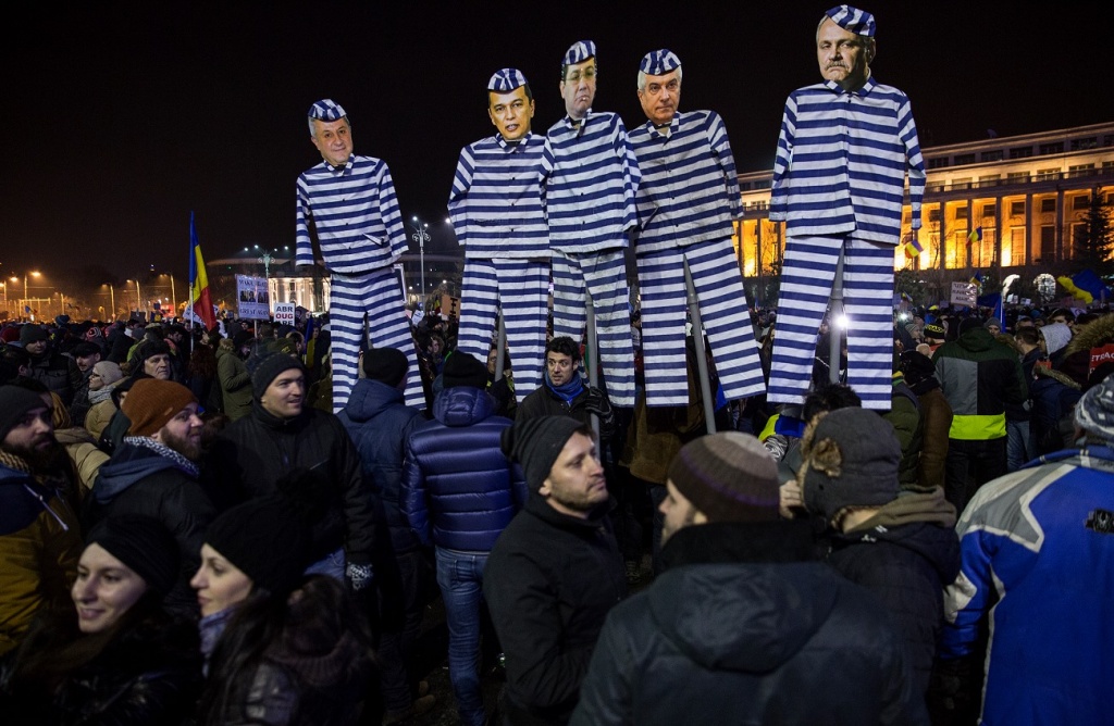 Auf den Demonstrationen, hier am 03. Februar, werden die rumänischen Regierungspolitiker immer wieder als kriminell dargestellt. / Foto: George Popescu, n-ost