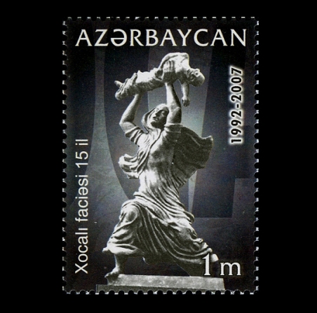 Diese Briefmarke wurde zum 15. Jahrestag des Massakers von der aserbaidschanischen Post herausgegeben. Das schreckliche Ereignis hat sich tief in das nationale Gedächtnis eingegraben. 