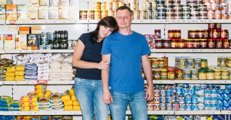 Erfolgsgeschichten von Russlanddeutschen sind medial nicht so präsent: Marina und Igor Grygorenko betreiben einen russischen Supermarkt in Rostock. Für Politik, sagen die beiden, interessieren sie sich nicht. / Foto: Hannes Jung, laif