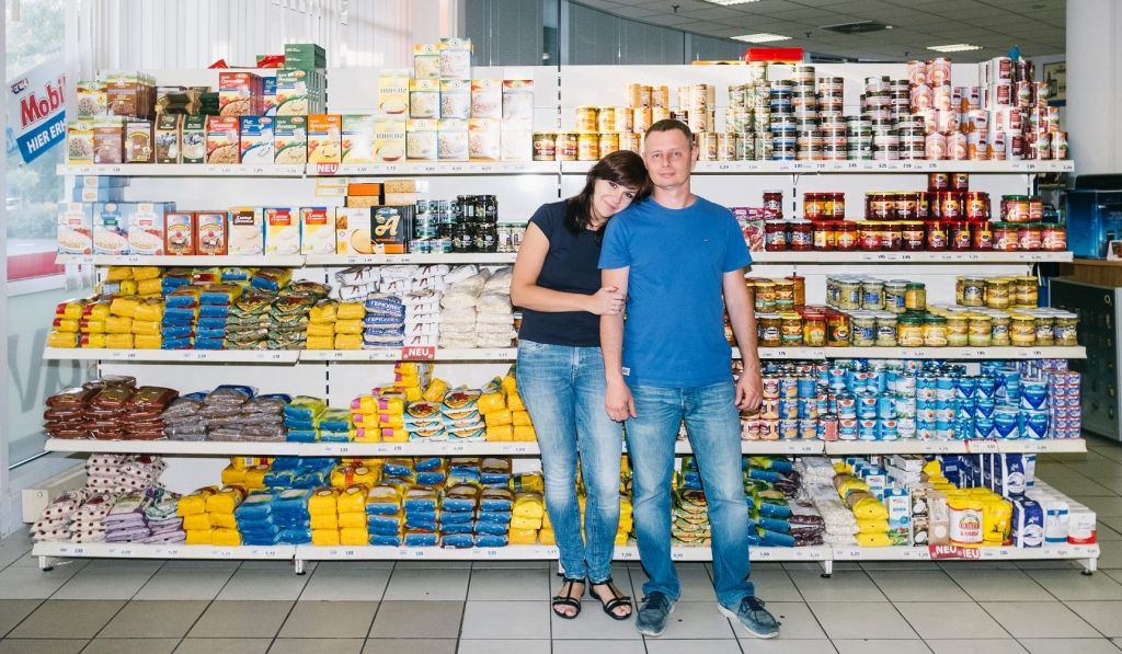 Erfolgsgeschichten von Russlanddeutschen sind medial nicht so präsent: Marina und Igor Grygorenko betreiben einen russischen Supermarkt in Rostock. Für Politik, sagen die beiden, interessieren sie sich nicht. / Foto: Hannes Jung, laif