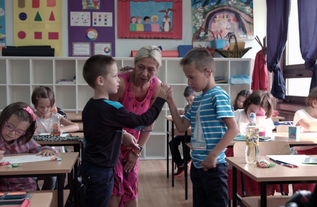 Wie funktioniert inklusiver Unterricht? In einer Grundschule in Bosnien lernten die Schüler Gebärdensprache, damit ihr gehörloser Klassenkamerad am Unterricht teilnehmen konnte. / Foto: Jasmin Brutus, n-ost