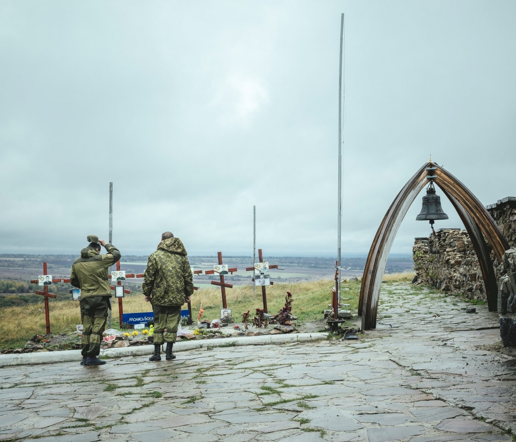 Unweit der russischen Grenze auf der Anhöhe von Saur-Mogila trauern zwei Kämpfer der pro-russischen Seite um ihre Kameraden, die bereits 2014 im Kampf mit der ukrainischen Armee gefallen sind. / Foto: Florian Bachmeier, n-ost