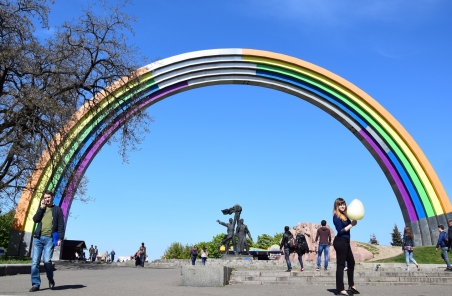 Nach Ansicht von ukrainischen Nationalisten hat die Kiewer Stadtverwaltung den Bogen überspannt: Sie wollte ein sowjetisches Momument im Zentrum Kiews komplett in Regenbogenfarben bemalen. / Foto: Inga Pylypchuk, n-ost