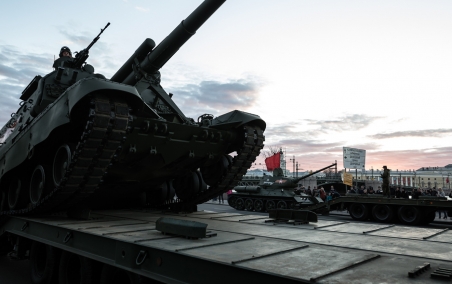 Vorbereitungen auf die große Sieges-Parade. Hier werden für die Feier in St. Petersburg eine aktuelle Panzerhaubitze (vorn) und ein historischer T34 (hinten) für den Transport fertig gemacht. / Foto: Till Rimmele, n-ost