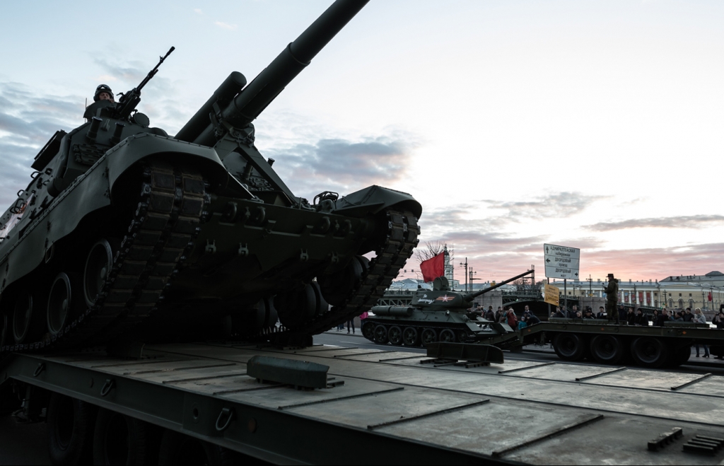 Vorbereitungen auf die große Sieges-Parade. Hier werden für die Feier in St. Petersburg eine aktuelle Panzerhaubitze (vorn) und ein historischer T34 (hinten) für den Transport fertig gemacht. / Foto: Till Rimmele, n-ost