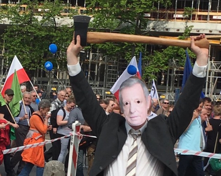Protest mit Maske des Umweltministers Jan Szyszko auf einer Demonstration in Warschau am 6.Mai 2017 / Foto: Jakub Urbański