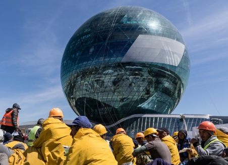 Am 10. Juni beginnt die erste Weltaustellung am Rande von Astana. Hier der kasachische Pavillion kurz vor der Fertigstellung./ Foto: Edda Schlager, n-ost