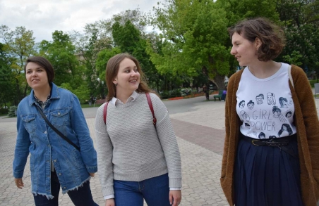  Die Frauenrechtsaktivistinnen Victoria Kosheleva (22), Stasja Riabtseva (21) und Vira Protskih (21). / Foto: Inga Pylypchuk, n-ost