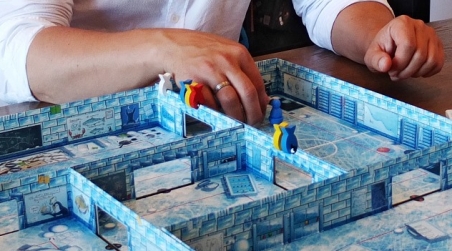 Der Spieleentwickler Egils Grasmanis mit seinem Brettspiel "Ice Cool" im Büro seiner Firma Brain Games in Riga. / Foto: Florian Maaß, n-ost