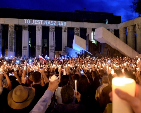 In Warschau haben Demonstranten am Sonntag den Schriftzug "Das ist unser Gericht" an das Oberste Gericht projiziert. / Foto: Adam Chelstowski/FORUM