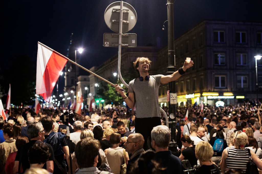 &quot;In Poland, protests are no longer associated with historical reconstructions and have become hip.&quot; The picture shows protesters during an evening rally against the new court law by the Presidential Palace in Warsaw.  / Foto: Adam Lach, n-ost