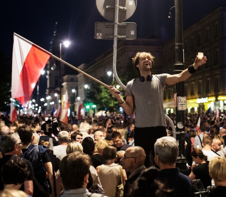 „Die Proteste in Polen werden nicht länger mit historischen Rekonstruktionen verbunden – sie sind hip geworden." Das Foto zeigt Protestierende, die in Warschau gegen die geplante Justizreform demonstrieren. / Foto: Adam Lach, n-ost