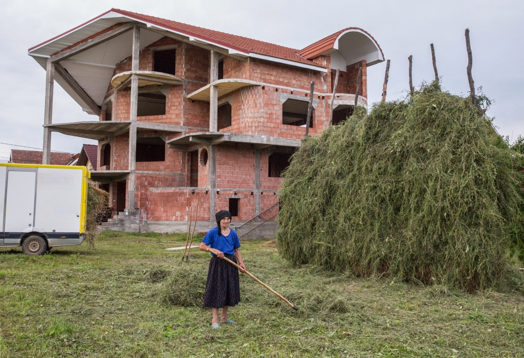 Großeltern und Eltern kümmern sich um die Anwesen ihrer Kinder, die im Ausland als Bauunternehmer Geld verdienen. / Foto: George Popescu, n-ost