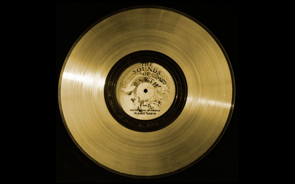 So sieht die vergoldete Platte aus, die die NASA 1977 ins All schickte. Auf der Tracklist sind neben dem georgischen Lied auch Tiergeräuschen und Stücke von Mozart, Bach, Chuck Berry und Louis Armstrong vertreten. / Foto: NASA
