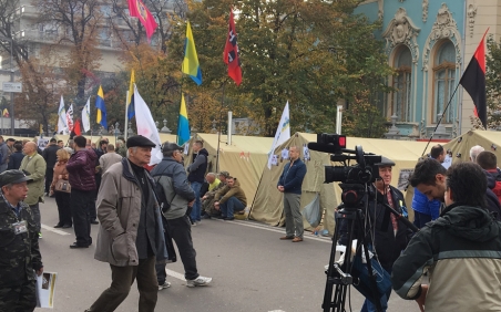 Die Protestierenden wollen mit Zelten und Fahnen an den Maidan erinnern. Es handelt sich jedoch eher um eine überschaubare Gruppe. / Foto: Denis Trubetskoy.