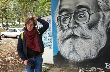 Hier gilt „Dr. Dragan Dabic“ immer noch als lebende Legende. Autorin Sonja Vogel vor dem Mural an Karadzics ehemaliger Stamm-Kafana in Belgrad.   / Foto: Sonja Vogel