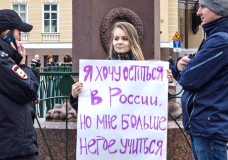 "Ich möchte in Russland bleiben. Aber ich kann nirgends mehr studieren." Eine Studentin der Europäischen Universität St. Petersburg protestiert vor dem Winterpalast. / Foto: Maria Ponomareva, n-ost