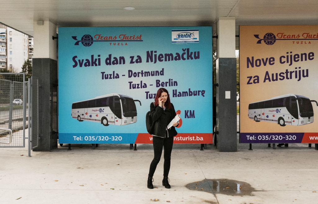 &quot;Jeden Tag nach Deutschland.&quot; Am Busbahnhof von Tuzla wartet Selma Puzić auf ein Paket aus Berlin, das ihr Freunde mitbringen. Auch Selma wird demnächst ihre Heimat verlassen und in Deutschland arbeiten. / Foto: Jasmin Brutus, n-ost