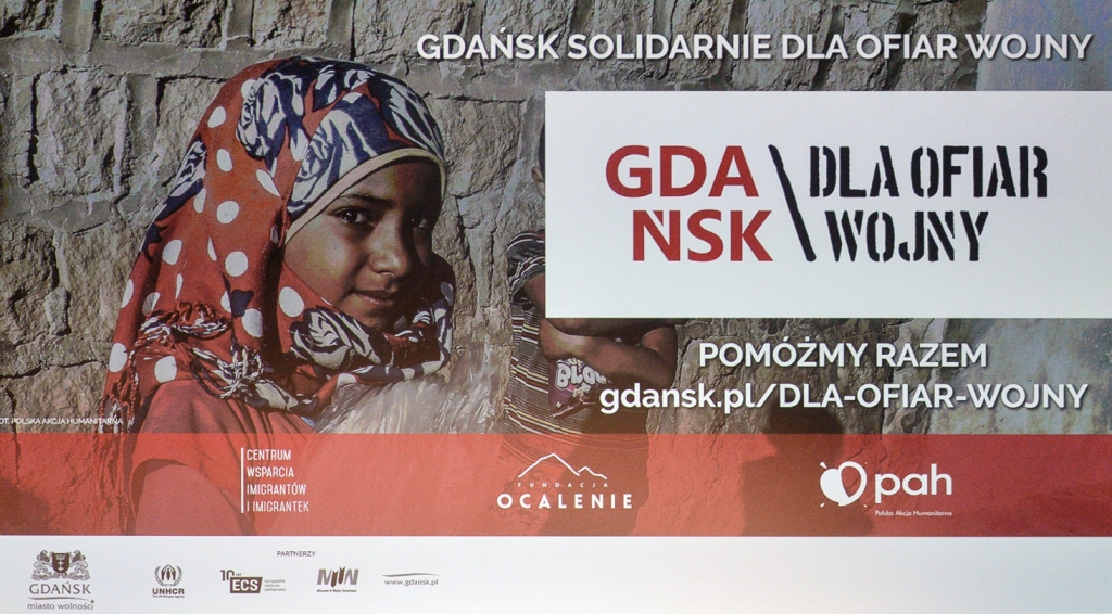 &quot;Danzig für Opfer von Kriegen, Helfen wir zusammen&quot; – das Plakat einer Kampagne, die von der Stadt Danzig und verschiedenen Stiftungen im April 2017 vorgestellt wurde. / Foto: Lukasz Dejnarowicz, FORUM, n-ost 