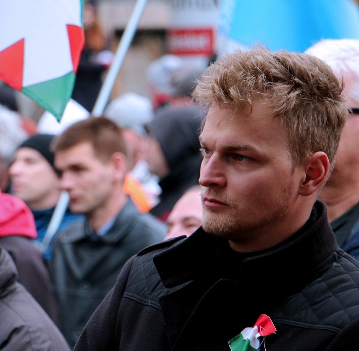 „Wir wollen Orbáns Oligarchie nicht mehr“, sagen viele Jobbik-Anhänger vor den Wahlen am 8. April in Ungarn. Hier ist eine kleine Jobbik-Demonstration am Nationalfeiertag am 15. März 2018 in Budapest zu sehen. /  Foto: Sarah Nägele, n-ost