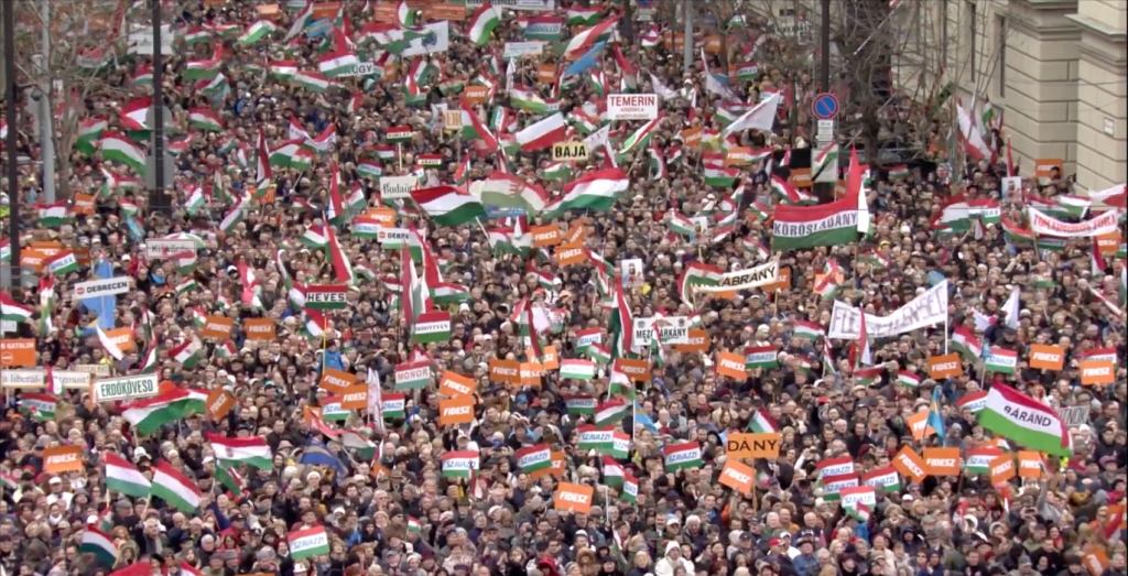 Fidesz-Unterstützer am Nationalfeiertag in Budapest. Screenshot: Offizielle Facebookseite von Viktor Orbán