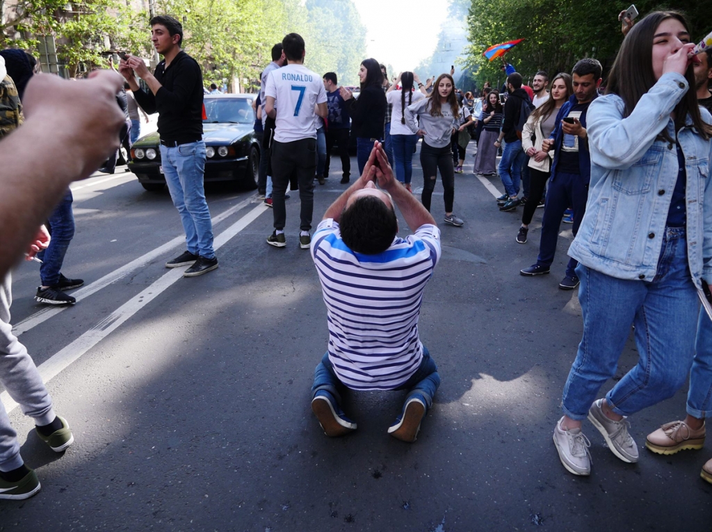Die Demonstranten feiern am 23. April in Jerewan den Rücktritt des Präsidenten. Viele in Armenien sind überrascht von der zurückhaltenden Reaktion Russlands darauf. / Foto: Amos Chapple (RFE/RL)