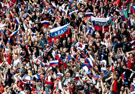Nach Jahren der Niederlagen, werden die Fans der russischen Nationalmannschaft gerade Zeugen eines Fussballwunders. Hier beim Eröffnungsspiel gegen Saudi Arabien, das Russland 5:0 gewann.  / Foto (Ausschnitt): Evgeny Feldman, n-ost