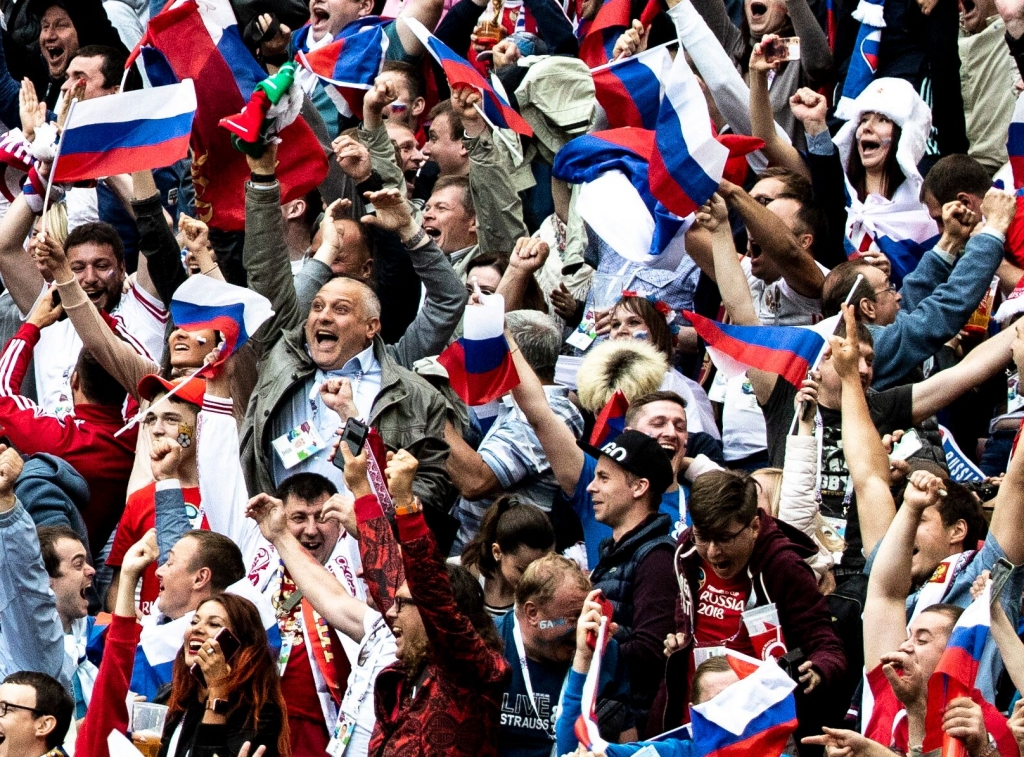 Nach Jahren der Niederlagen, werden die Fans der russischen Nationalmannschaft gerade Zeugen eines Fussballwunders. Hier beim Eröffnungsspiel gegen Saudi Arabien, das Russland 5:0 gewann.  / Foto (Ausschnitt): Evgeny Feldman, n-ost