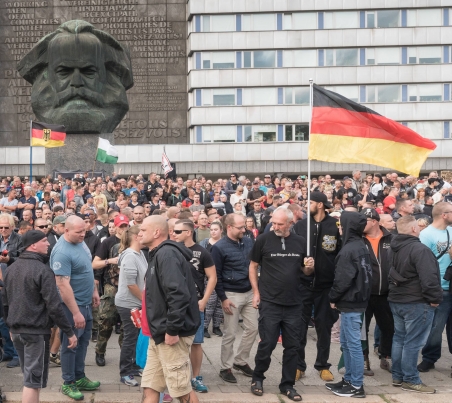 Aufmarsch von Gegnern der Flüchtlingspolitik, Hooligans und Neonazis am 27. August in Chemnitz. / Foto: Max Stein, imago