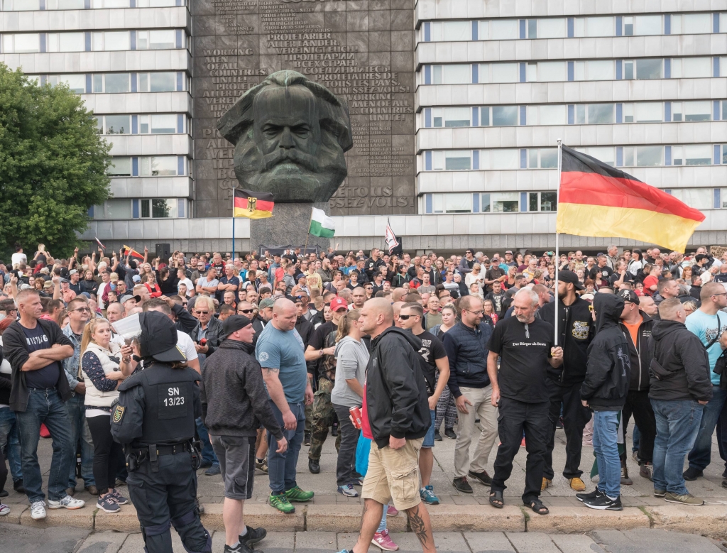 Aufmarsch von Gegnern der Flüchtlingspolitik, Hooligans und Neonazis am 27. August in Chemnitz. / Foto: Max Stein, imago
