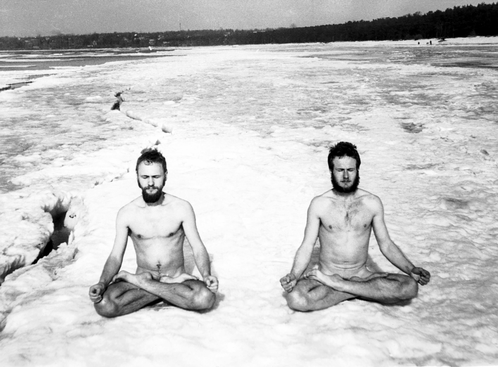 Vladimir Wiedemann und Dimitrij Petrjakov meditieren 1982 im Schnee bei Tallinn. Beide waren damals sehr aktiv in der Hippie-Szene und sind jetzt Protagonisten im Film &quot;Sowjet Hippies&quot;.  / Foto: aus dem Privatarchiv von Dmitri Petrjakov