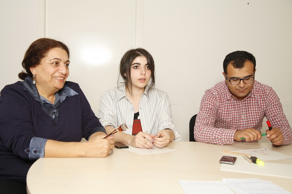 Discussing the revolution: Heriknaz Harutyunyan, Executive Director of the Secretariat of the EaP CSF Armenian National Platform and editor at Yerevan Press Club., Tatev Khachatryan, investigative journalist at hetq.am and Hakob Karapeyan, freelance journalist and television reporter at the public TV channel 1TV. (from left to right) / Photo: Stefan Günther, n-ost