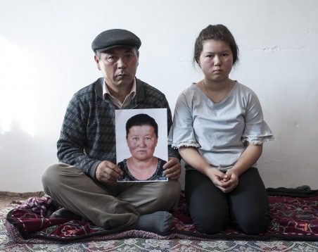 Muralu Tusypjuly und seine 13-jährige Tochter vermissen seit November 2018 ihre Ehefrau und Mutter, die in Xinjiang in einem Umerziehungslager gefangen gehalten wird. Der russische Fotograf Konstantin Salomatin reiste Ende 2018 für diese Porträtserie nach Almaty. / Foto: Konstantin Salomatin, n-ost