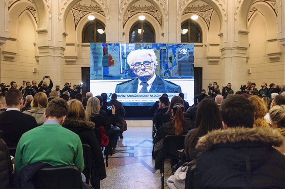 Live-Stream nach Den Haag. Zuschauer beobachten das Berufungsverfahren von Radovan Karadzic in der Stadthalle von Sarajevo am 20. März. / Foto: Post-Conflict Research Center (PCRC)